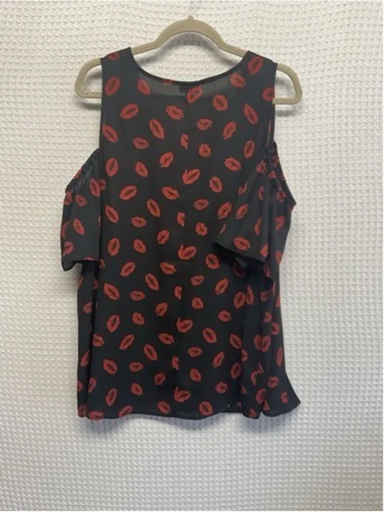 NWOT Torrid Black/Red Lips Print Cold Shoulder V-Neck Blouse Women 2X - Picture 6 of 10